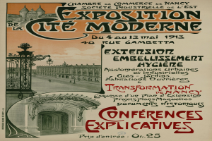 Ein Plakat, das eine Ausstellung in der Cité Moderne ankündigt und ein Gebäude, ein Tor und einen bewölkten Himmel zeigt, mit Texten, die Ausstellungdetails enthalten.