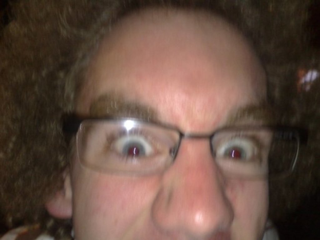 Eine Person mit Brille, deren Gesicht zu sehen ist.