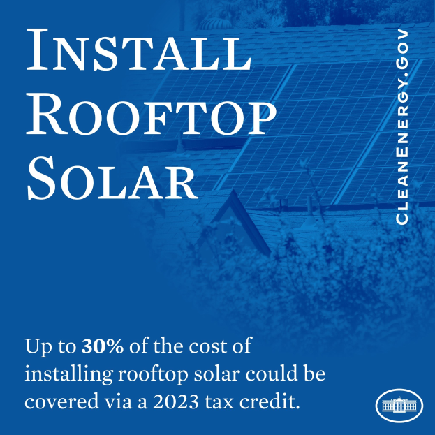Plakat mit Text über einen 2023-Steuergutschrift, der bis zu 30% der Kosten für die Dachsolaranlage deckt, mit Bäumen und einem Gebäude mit Solarpanelen im Hintergrund.