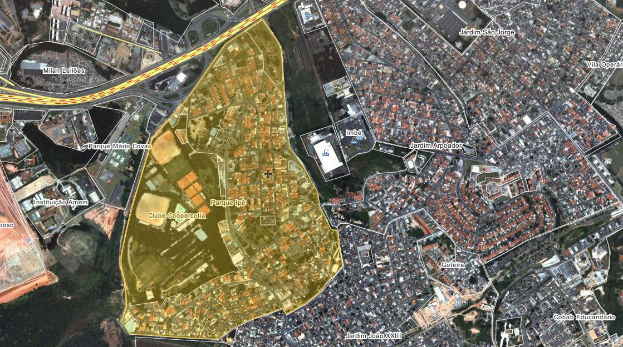 Eine Luftaufnahme einer Stadt mit Gebäuden, Straßen und Grünflächen, die eine zentrale Karte eines geplanten Entwicklungsstandorts zeigt.