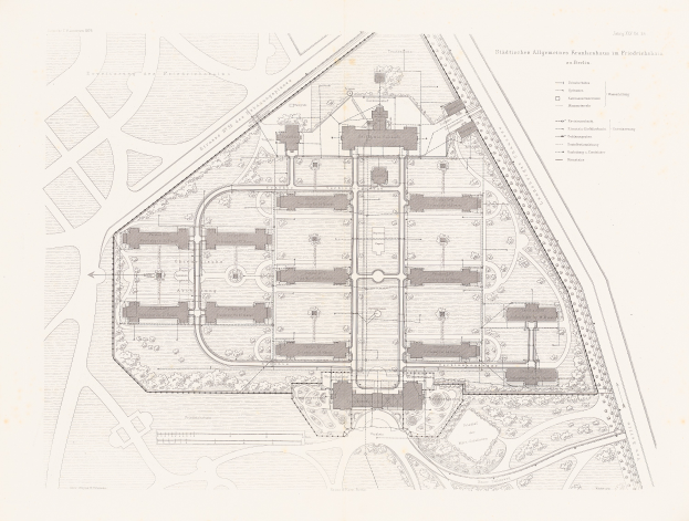 Eine Schwarz-Weiß-Architekturzeichnung des Grundrisses für das Allgemeine Kreuzhaus in Berlin, die zahlreiche Räume und begleitenden Text zeigt.