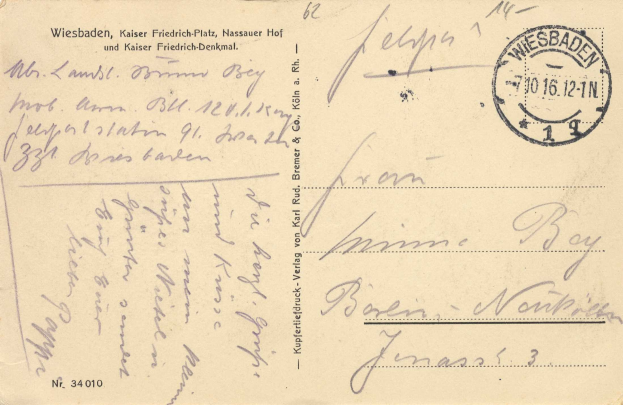 Alte Postkarte mit einem nach Wiesbaden, Deutschland adressierten Stempel, mit handgeschriebener Text und einem Stempel oben rechts.