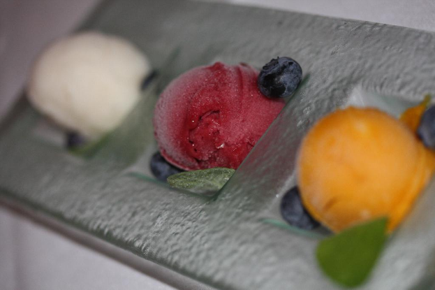 Blumen und Früchte auf einer Oberfläche.